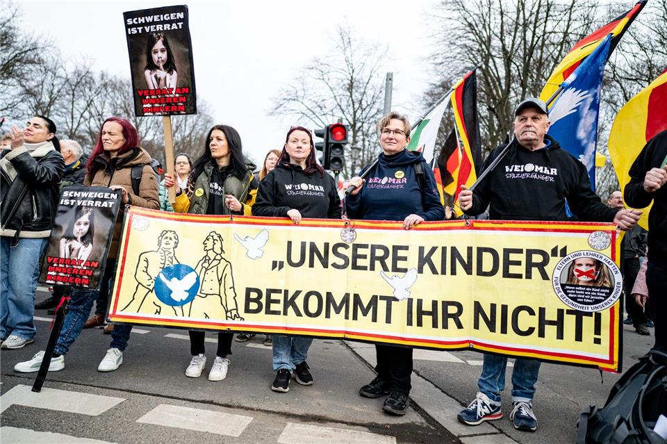 Die Demonstranten forderten „Aufklärung deutscher möglicher Verbindungen im internationalen Epstein-Komplex„.Fabian Sommer/dpa