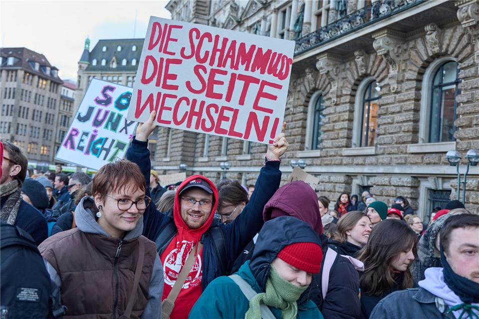 Die Demonstranten forderten: „Die Scham muss die Seite wechseln“.Georg Wendt/dpa