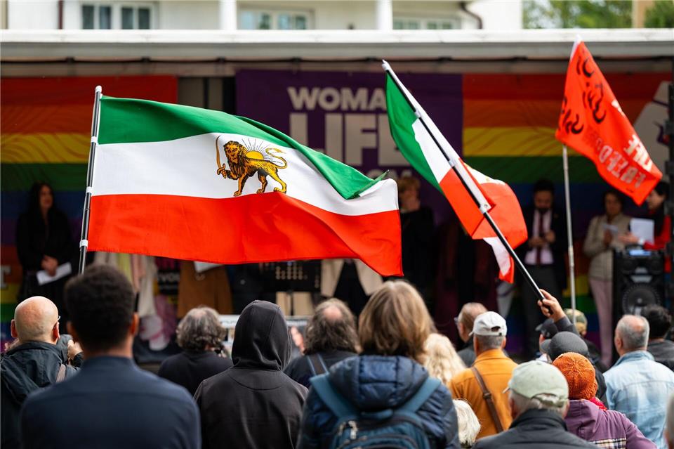 Die Demonstranten forderten unter anderem, dass die Blaue Moschee in ein interkulturelles Kulturzentrum umgewidmet werden soll.Jonas Walzberg/dpa