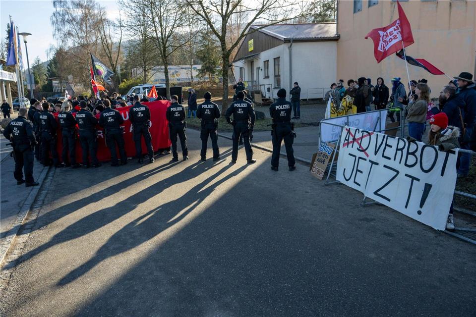 Die Demonstranten forderten unter anderem ein AfD-Verbotsverfahren.Stefan Puchner/dpa