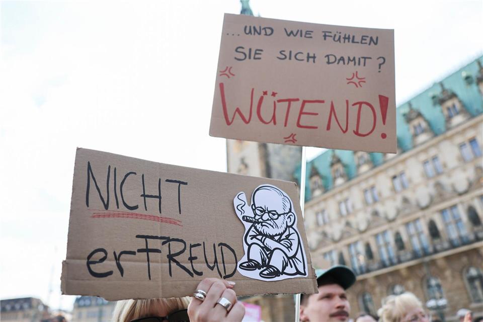 Die Demonstranten hielten selbstgemalte Pappschilder in die Höhe.Christian Charisius/dpa