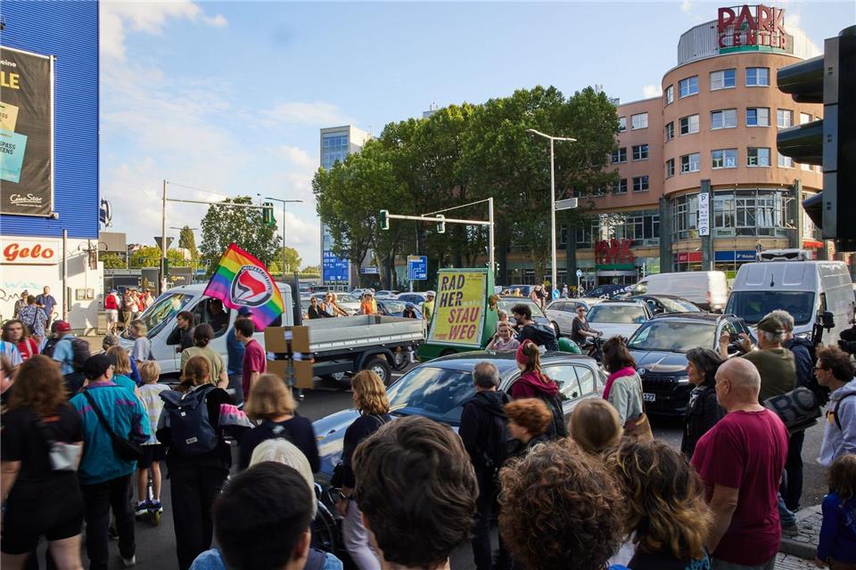 Die Demonstranten klagen über das Verkehrschaos nach Öffnung eines neuen A100-Bauabschnitts.Joerg Carstensen/dpa
