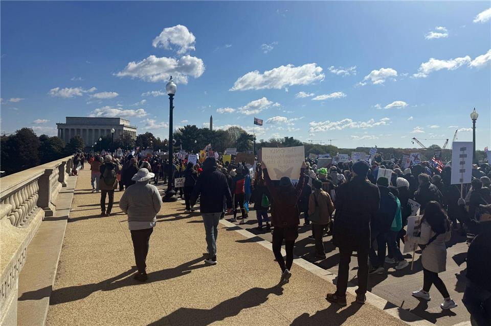 Die Demonstranten marschieren von der Memorial Bridge bis zum Washington Monument.Anna Ringle/dpa