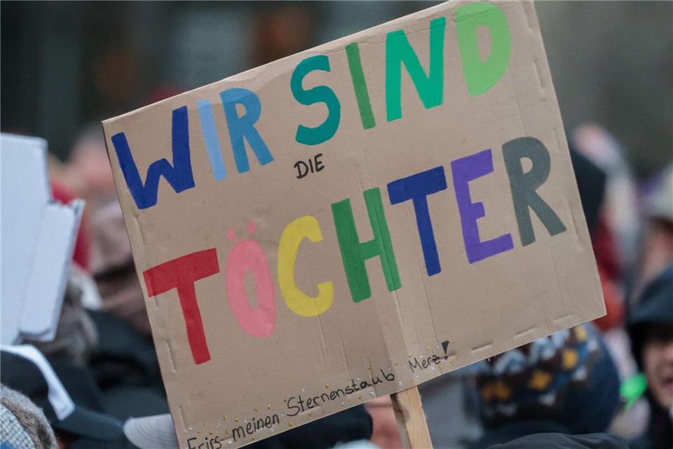 „Wir sind das Stadtbild“ - Demos in Bremen und Niedersachsen  Die Demonstranten reagieren auf eine umstrittene Äußerung des Kanzlers.Focke Strangmann/dpa