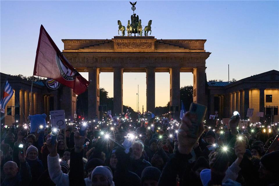 Merz sagt AfD den Kampf an – und bleibt bei Stadtbild-Satz Die Demonstranten trafen sich für ihren Protest vor dem Brandenburger Tor. Annette Riedl/dpa