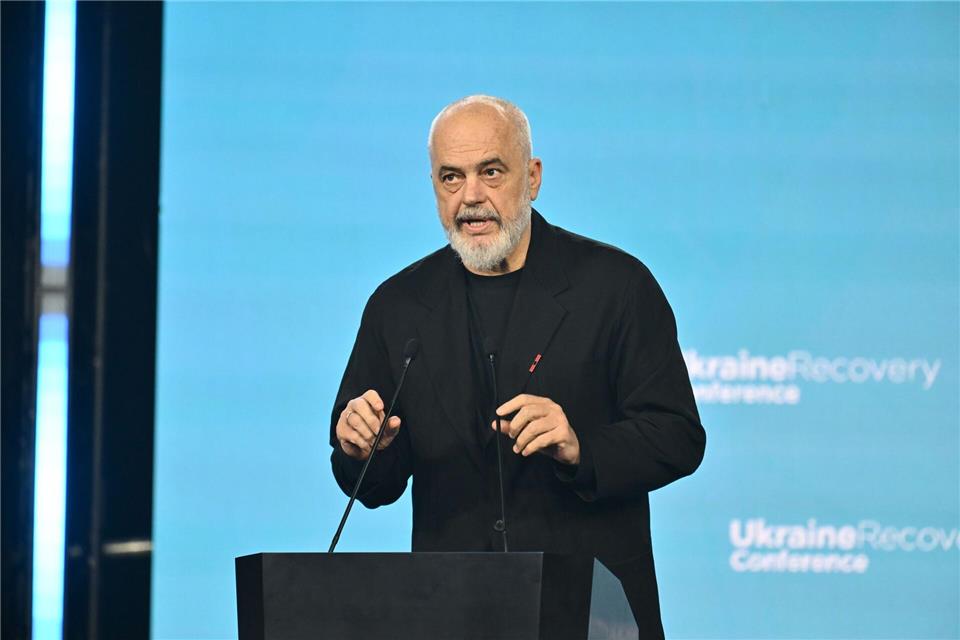 Die Demonstranten verlangen den Rücktritt von Regierungschef Edi Rama, der das Projekt in der Narta-Laguna bedingungslos zu unterstützen scheint. (Archivbild) Marcin Gadomski/PAP/dpa