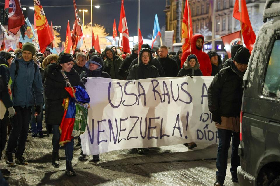 Die Demonstranten zogen vom Hauptbahnhof durch die Innenstadt.Bodo Marks/dpa