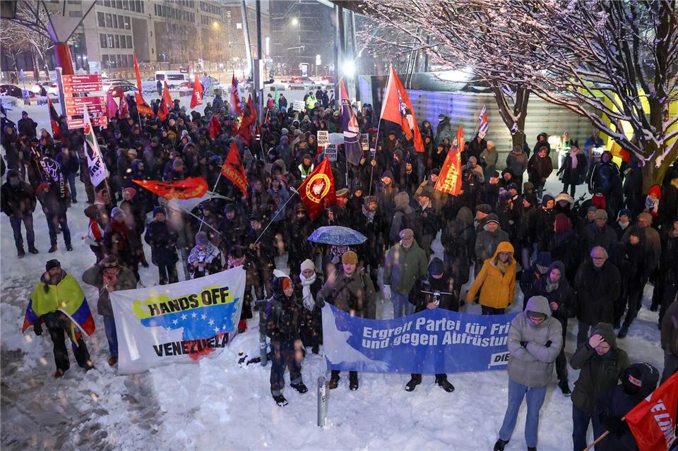 Die Demonstranten zogen vom Millerntor bis zum US-Konsulat in der Hafencity. Bodo Marks/dpa
