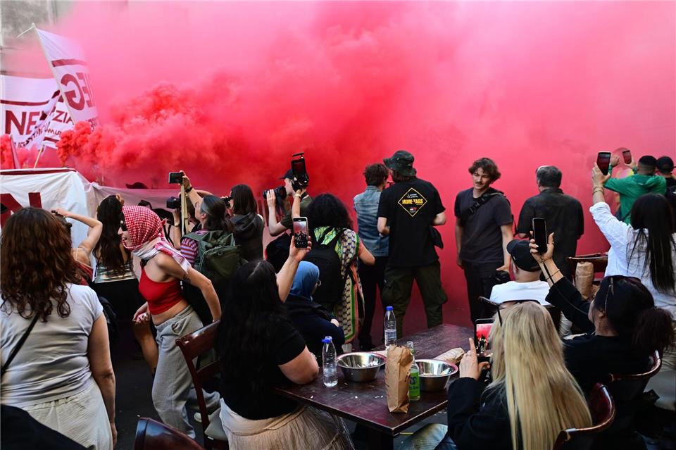 Die Demonstration „Revolutionärer 1. Mai“ kommt wegen der vielen Feiernden in Kreuzberg nur sehr langsam vorwärts.Fabian Sommer/dpa
