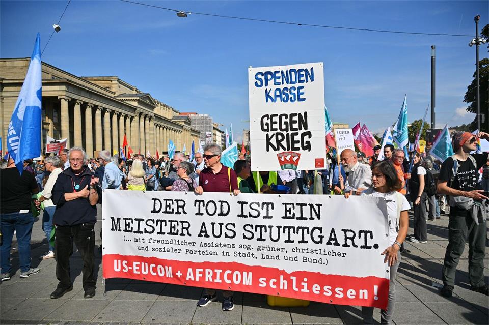 Die Demonstration begann und endete auf dem Stuttgarter Schlossplatz. Jan-Philipp Strobel/dpa