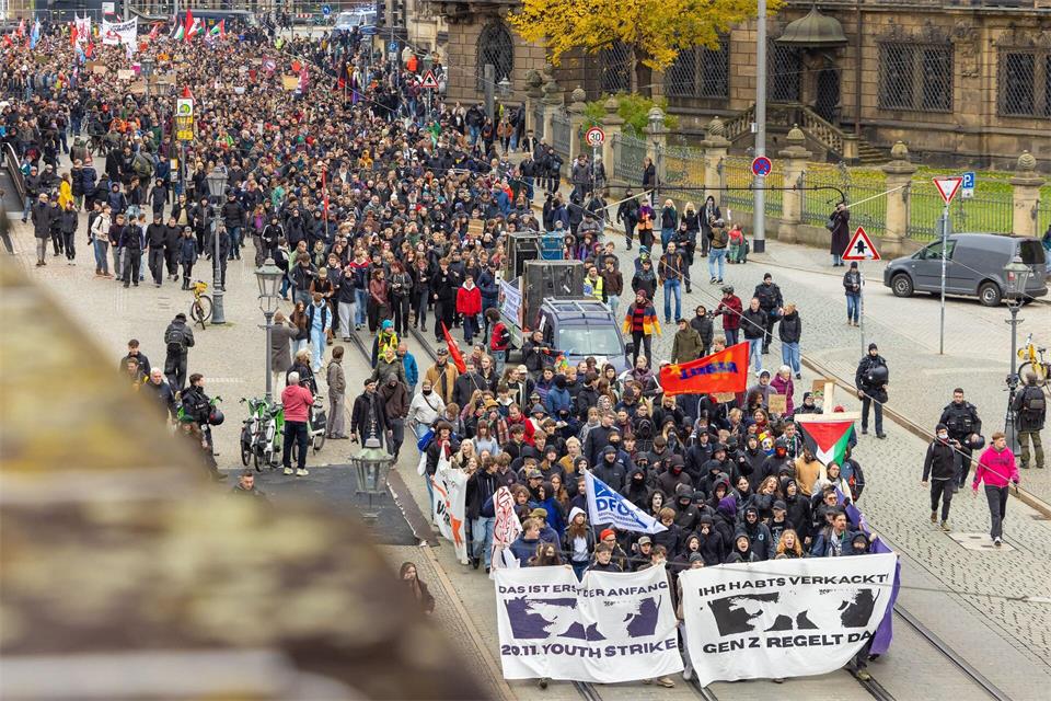 Die Demonstration der Initiative „Gen Z regelt“ hat in Dresden viel Zulauf gefunden. Jürgen Lösel/dpa