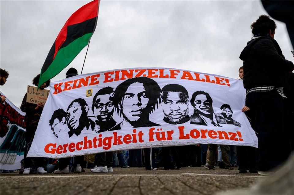 Die Demonstration fand fast auf den Tag genau ein Jahr nach den tödlichen Polizeischüssen statt. Izabela Mittwollen/dpa