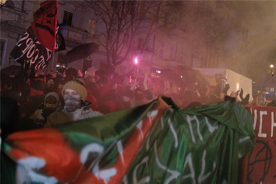 Die Demonstration musste kurzzeitig unterbrochen werden, wurde aber nach etwa 20 Minuten wieder fortgesetzt.Carsten Koall/dpa