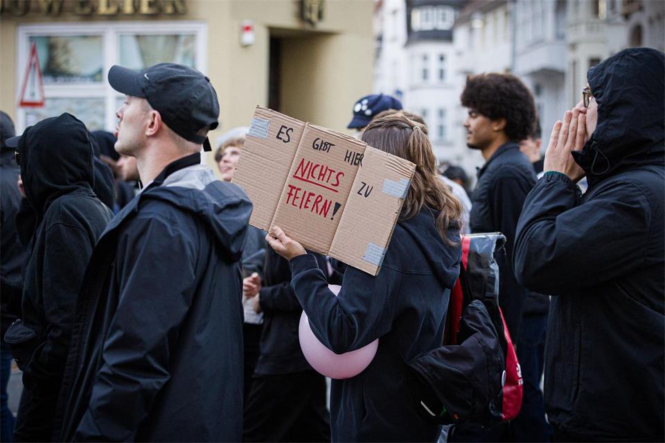 Die Demonstration richtete sich laut den Veranstaltern gegen Nationalismus.Moritz Frankenberg/dpa