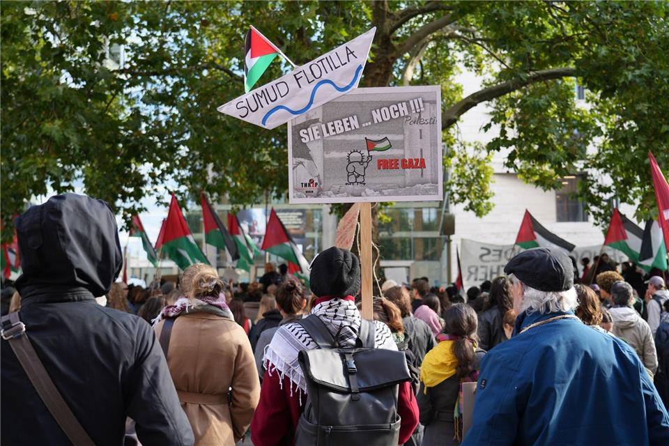 Die Demonstration sollte nach Angaben der Veranstalter Solidarität mit der Flotte zeigen, die Hilfsgüter nach Gaza bringen sollte und von israelischen Kräften gestoppt wurde. Manuel Genolet/dpa