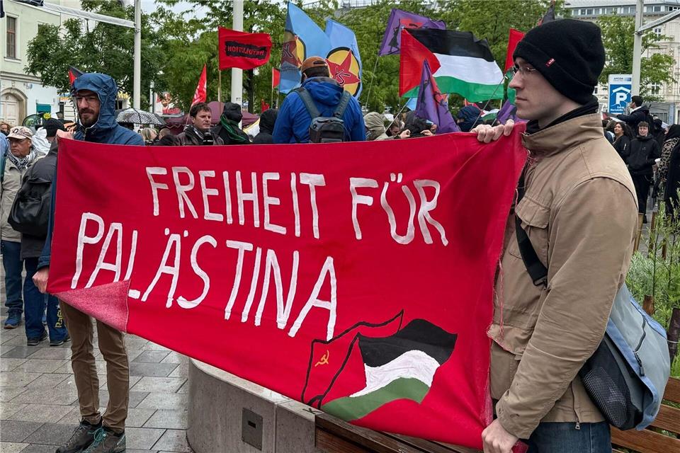 Die Demonstration startet mit einigen 100 Teilnehmern.Britta Schultejans/dpa