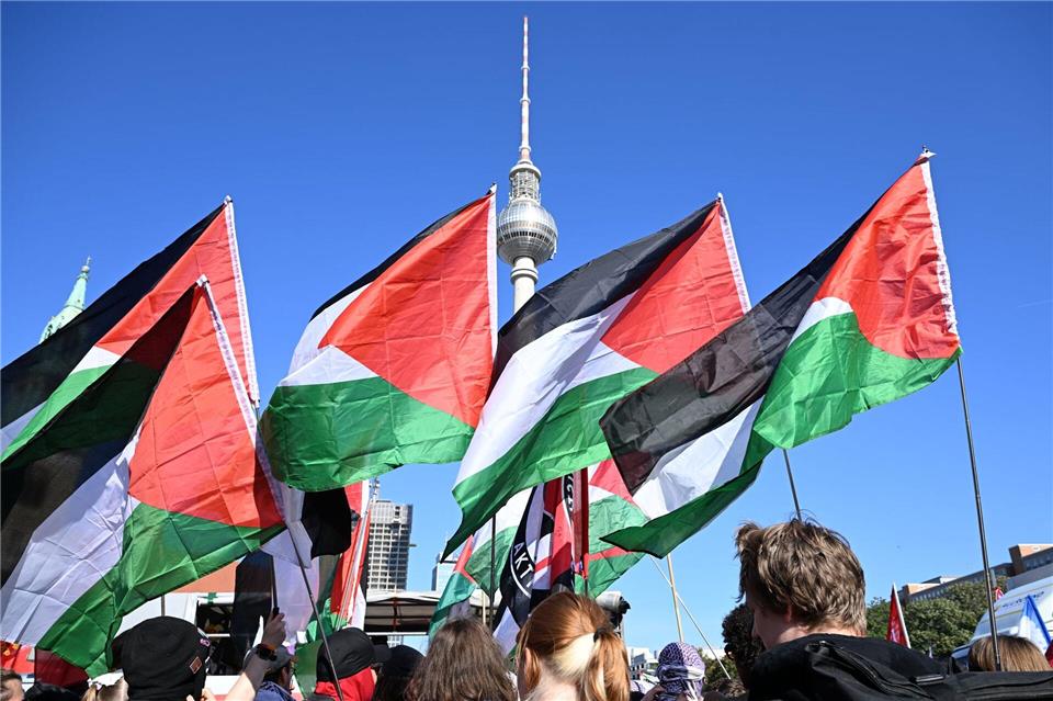 Die Demonstration startete am Alexanderplatz.Annette Riedl/dpa