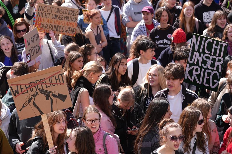 Die Demonstration war Teil der bundesweiten Initiative Schulstreik gegen Wehrpflicht, die zum inzwischen dritten Mal zu Protesten aufgerufen hat. Marcus Brandt/dpa