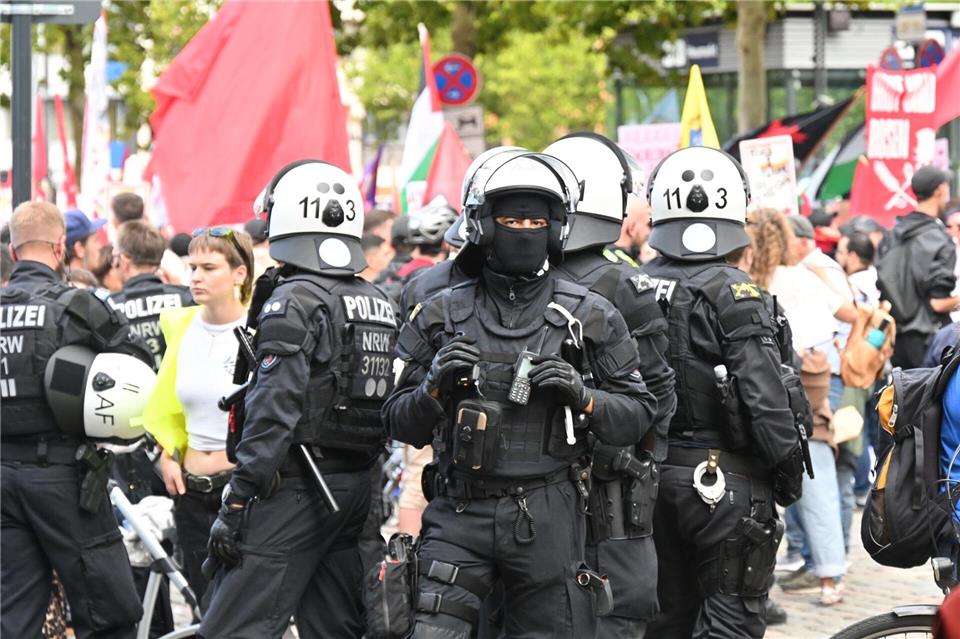 Die Demonstration wurde von einem großen Polizeiaufgebot begleitet.Henning Kaiser/dpa