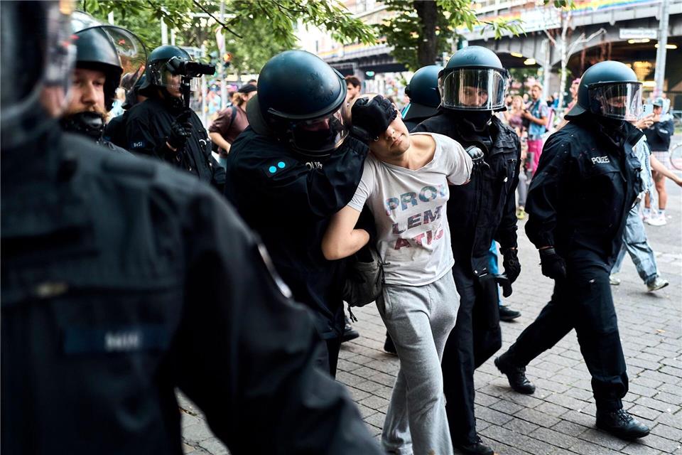 Die Demonstration wurde wegen Ausschreitungen frühzeitig beendet.Michael Ukas/dpa