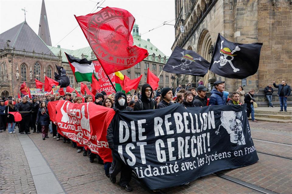 Die Demonstration zieht durch Bremen. Focke Strangmann/dpa