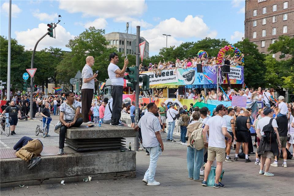 Die Demonstration zum Christopher Street Day zieht durch den Stadtteil St. Georg, der als sozialer Brennpunkt gilt.Georg Wendt/dpa