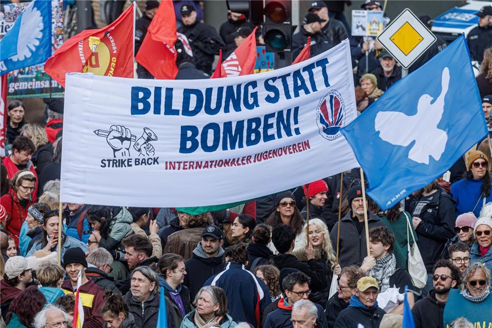 Die Demonstrierenden äußern ihre Forderungen beim Ostermarsch.Markus Scholz/dpa