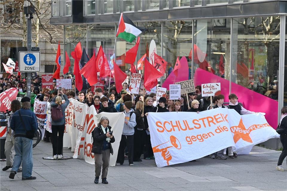 Die Demonstrierenden beginnen ihren Demonstrationszug durch Stuttgart.Katharina Kausche/dpa