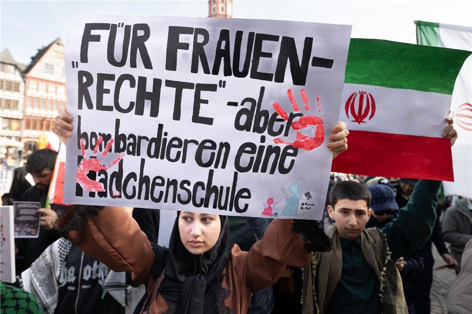 Die Demonstrierenden protestierten explizit gegen die Angriffe der USA und Israels.Boris Roessler/dpa