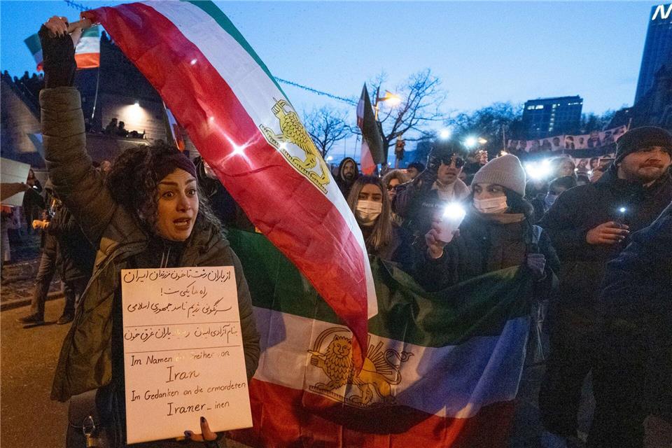 Die Demonstrierenden unterstützen die Freiheitsbewegung in IranBoris Roessler/dpa