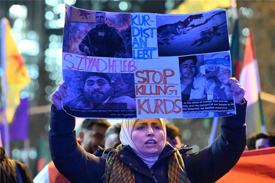 Die Demonstrierenden wollen ein Zeichen für mehr Solidarität mit Kurden in Syrien setzen. Michael Brandt/dpa