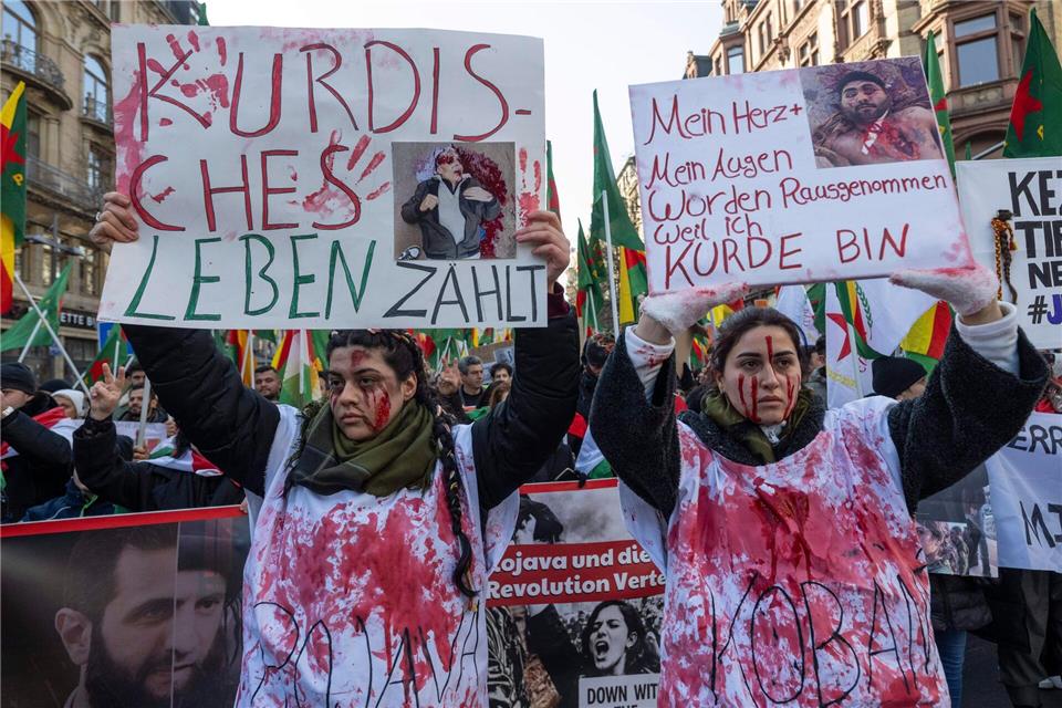 Die Demonstrierenden wollen eindrücklich auf die Situation in Nordsyrien aufmerksam machen Boris Roessler/dpa