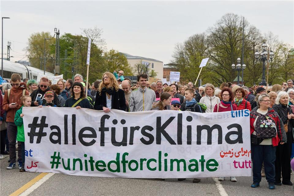 Die Demonstrierenden zogen mit Transparenten und Schildern mittags um die Binnenalster. (Symbolbild)Georg Wendt/dpa