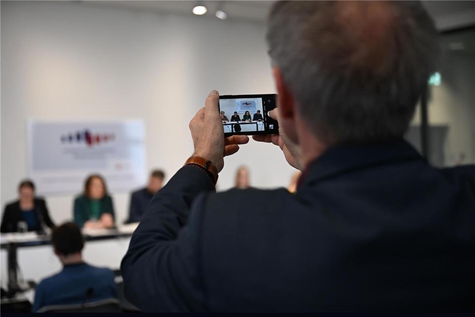 Die Details der Handyregeln sollen die Schulen in Niedersachsen und Hamburg selbst festlegen.Shireen Broszies/dpa