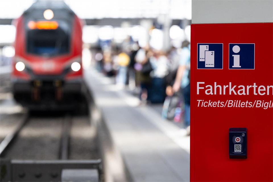 Die Deutsche Bahn (DB) hat Verbindungen zwischen Mühldorf und München gestrichen, dies sorgt für Ärger. (Symbolbild)Sven Hoppe/dpa/dpa-tmn