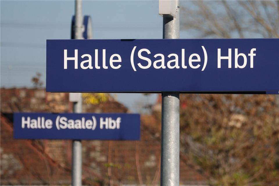 Die Deutsche Bahn arbeitet rund um den Bahnknoten Halle, was tagelang zu großen Einschränkungen für Reisende führt. (Archivbild)Sebastian Willnow/dpa