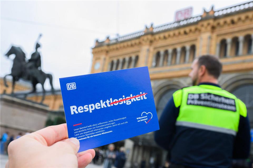 Die Deutsche Bahn beobachtet nach eigenen Angaben, dass auch an Bahnhöfen die Hemmschwelle für Gewalt sinkt.Julian Stratenschulte/dpa