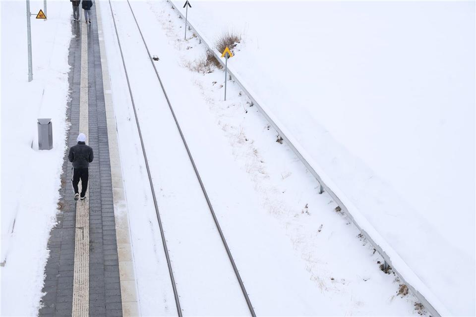 Die Deutsche Bahn berichtete zunächst von keinen größeren Störungen in Bayern.Karl-Josef Hildenbrand/dpa
