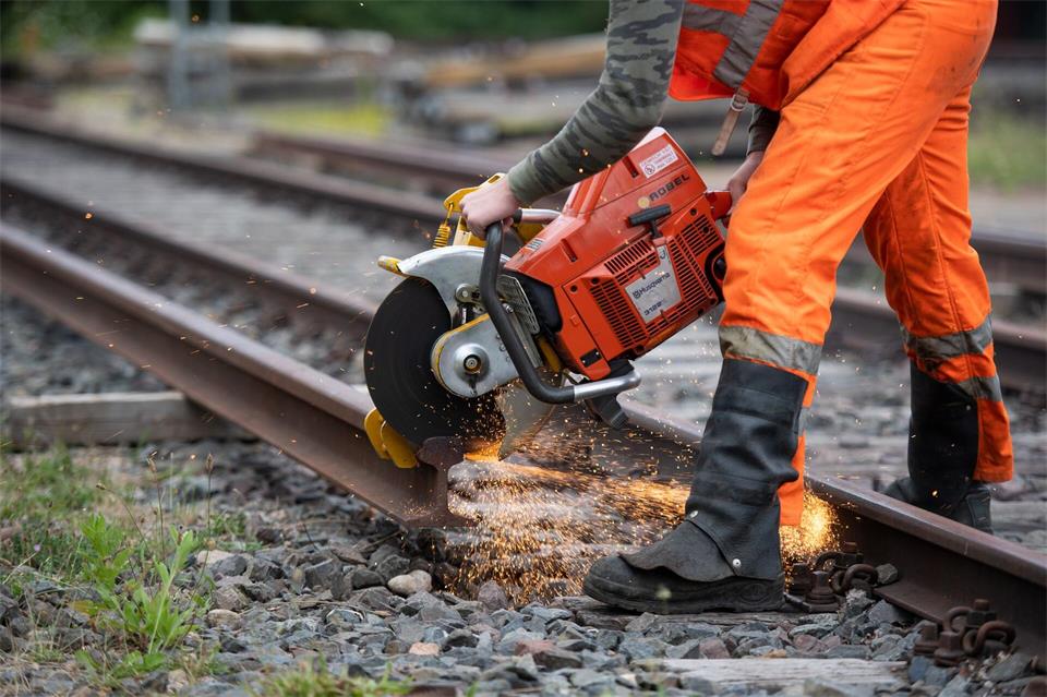 Die Deutsche Bahn bildet in Knappenrode künftig bis zu 70 Nachwuchskräfte aus. (Symbolbild) Daniel Reinhardt/dpa