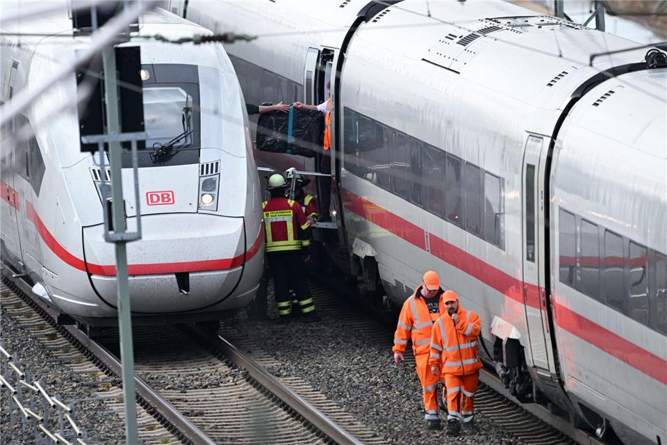 Die Deutsche Bahn erwartet unter Vorbehalt eine Streckensperrung etwa bis zum Dienstagabend.Florian Wiegand/dpa