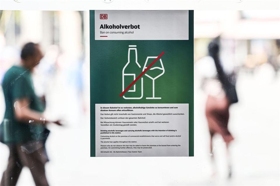 Die Deutsche Bahn führt bis Mitte Oktober ein flächendeckendes Alkoholkonsumverbot an allen rund 5.400 Bahnhöfen in Deutschland ein. (Archivbild)Oliver Berg/dpa