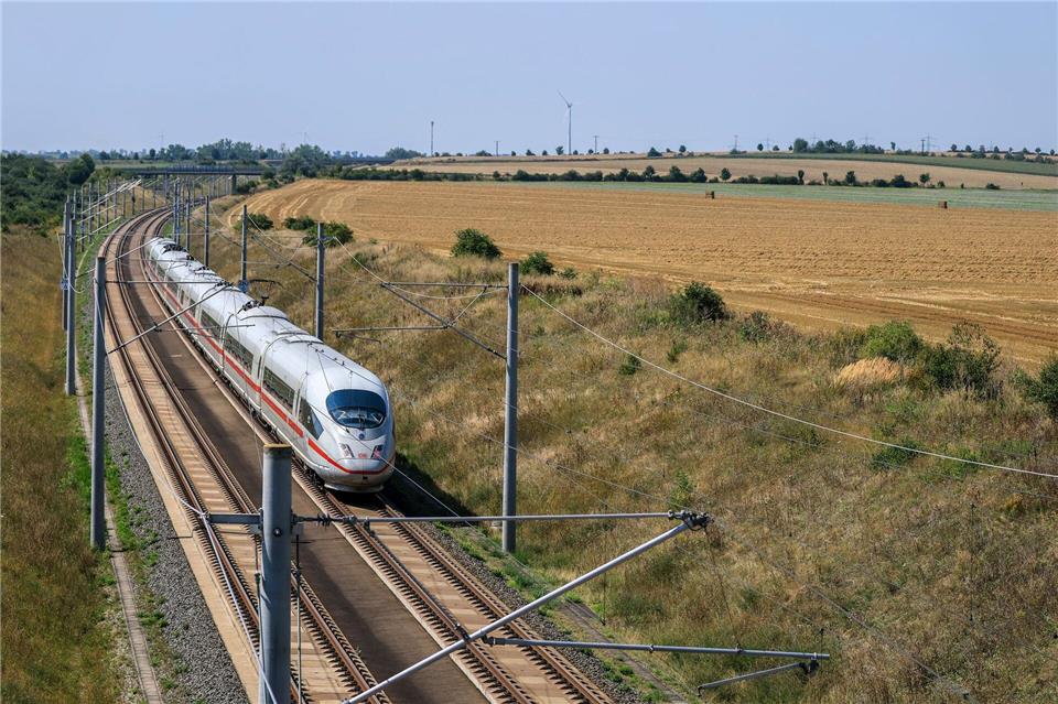 Die Deutsche Bahn geht gerichtlich gegen einen Beschluss der Bundesnetzagentur vor, mit dem der Wettbewerb im Fernverkehr gestärkt werden soll. (Archivbild)Jan Woitas/dpa