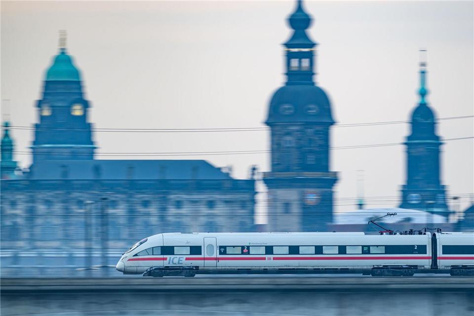 Die Deutsche Bahn hält an ihrem Ziel fest, die Strecke Berlin-Dresden für Tempo 200 Kilometer pro Stunde auszubauen. (Archivbild)Robert Michael/dpa