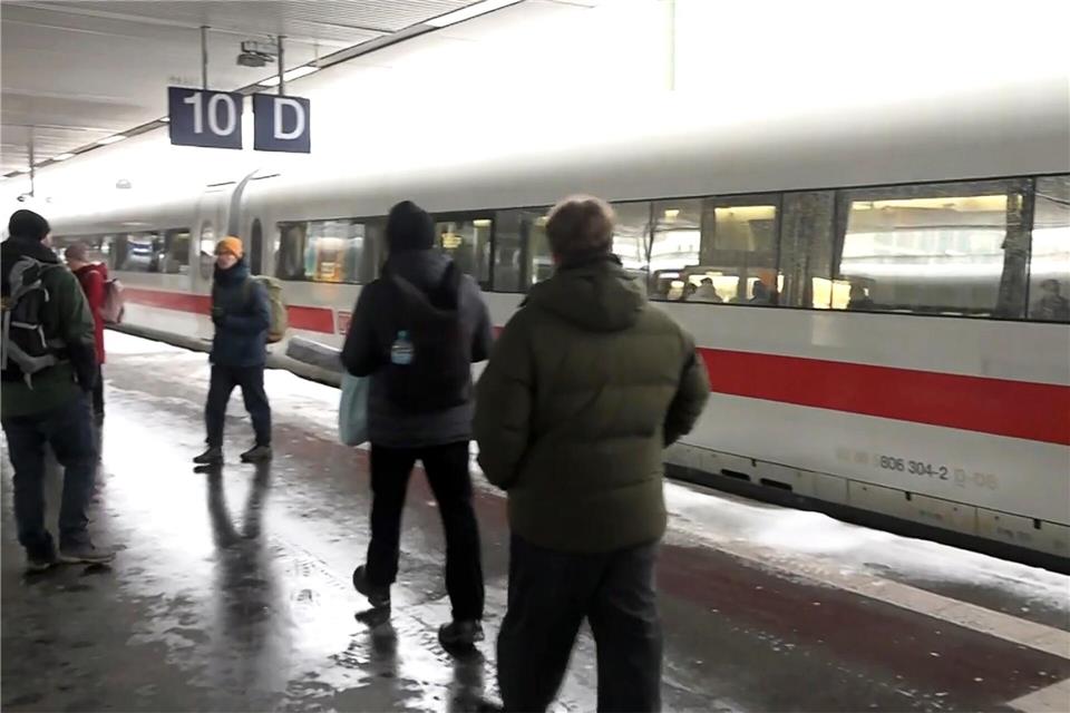 Die Deutsche Bahn hat den Aufenthaltszug für Reisende abgestellt, die wegen des Winterwetters nicht mehr weiterreisen können.-/dpa