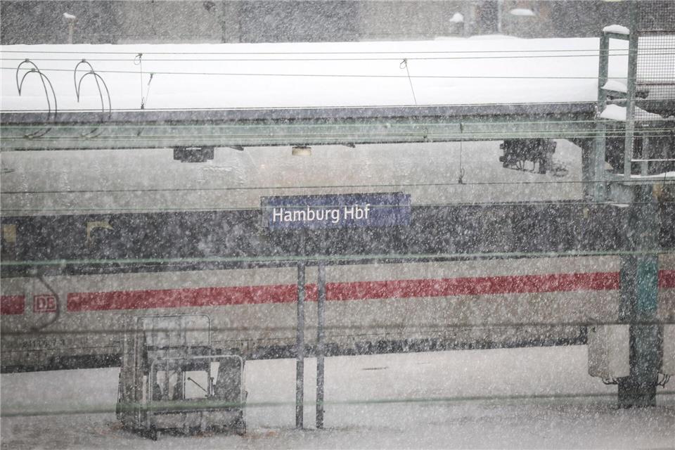 Die Deutsche Bahn hat den Zugverkehr im Großraum Hannover weitgehend eingestellt.Christian Charisius/dpa