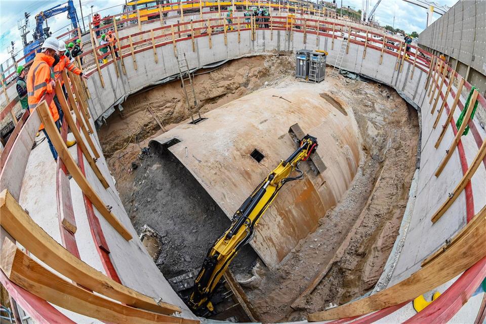 Die Deutsche Bahn hat die unter der Erde verborgene Tunnelmaschine „Wilhelmine“ freigelegt und demontiert. (Archivbild)Uli Deck/dpa