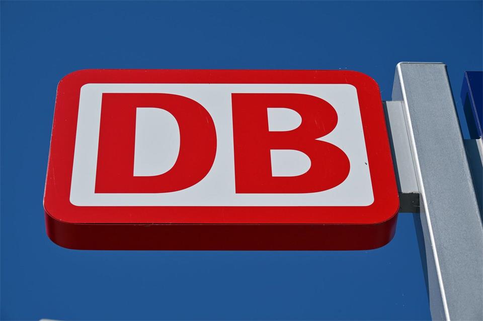 Die Deutsche Bahn hat einen Ersatzverkehr eingerichtet. (Symbolbild)Martin Schutt/dpa