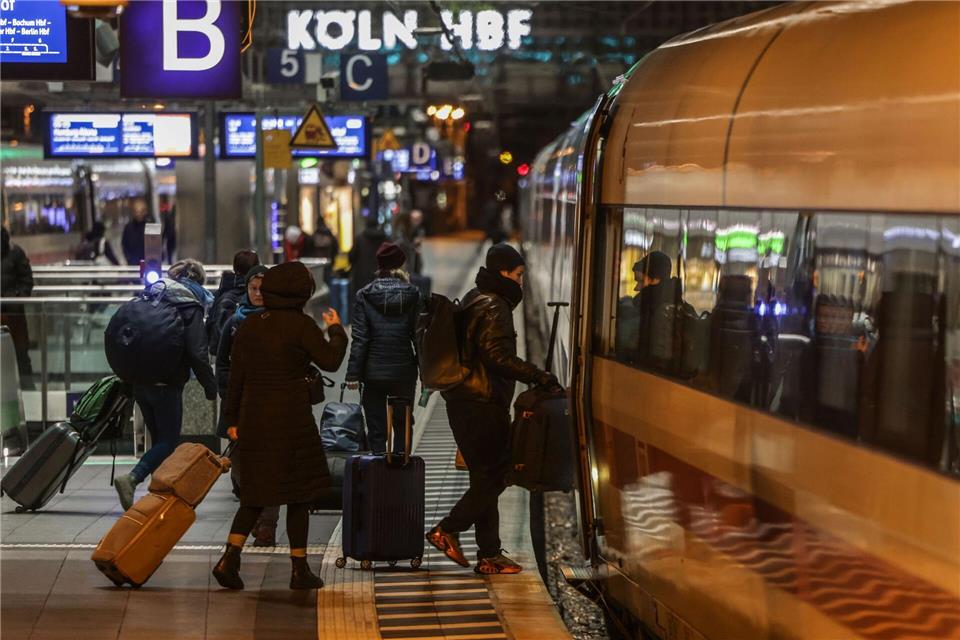 Die Deutsche Bahn hat im vergangenen Jahr erneut mehr Reisende transportiert als im Vorjahr. (Archivbild)Oliver Berg/dpa