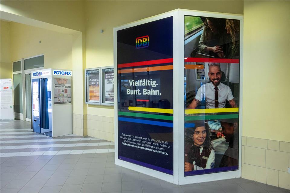 Die Deutsche Bahn hat unterdessen bekanntgegeben, dass sie im Neubrandenburger Bahnhof ein Zeichen gegen Rassismus und Homophobie setze.Stefan Sauer/dpa
