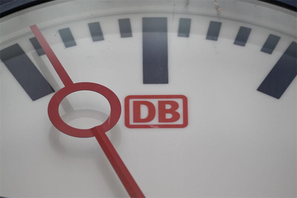 Die Deutsche Bahn konnte sich bei der Pünktlichkeit im August nur leicht verbessern. (Archivbild)Robert Michael/dpa